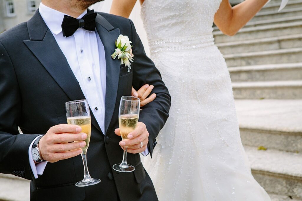 Aprendió lenguaje de señas para incluir a sus suegros sordos en la boda (VIDEO)