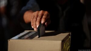Arce vota y promete “tránsito democrático” – DW – 17/08/2025