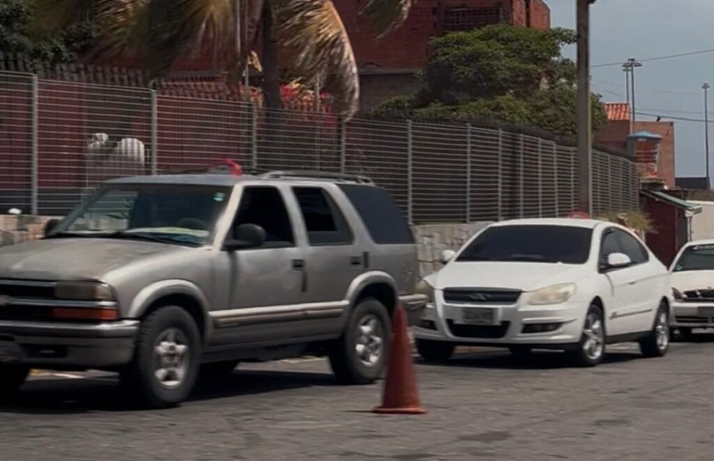 Aumentan las colas por escasez de gasolina