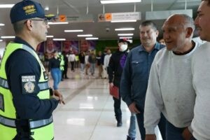 Autoridades reciben a 158 migrantes deportados por EEUU: 18 son niños y niñas