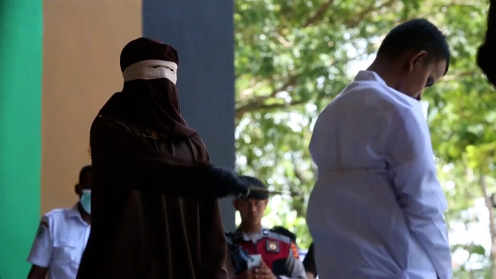 Azotan en público a dos hombres por mantener relaciones sexuales en Indonesia