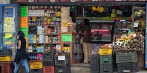 Bajos sueldos y precios altos asfixian a los caraqueños: cada vez alcanza menos para comprar comida