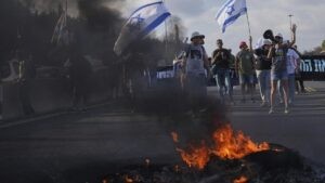 Bloqueos de autopistas y manifestantes detenidos en Israel durante la huelga por un acuerdo de rehenes en Gaza