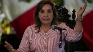 Boluarte promulga controversial ley de amnistía a militares – DW – 13/08/2025