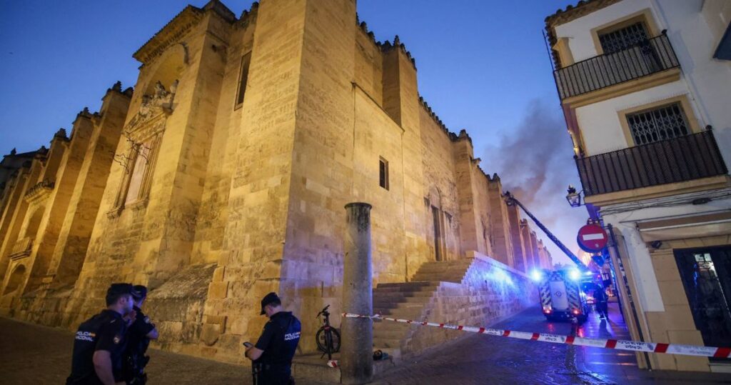 Bomberos extinguen las llamas en la Mezquita de Córdoba y trabajan para que no se reavive