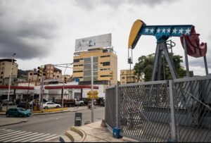 Caída de los precios del petróleo agudiza la escasez de dólares en Venezuela y suma presión a la inflación