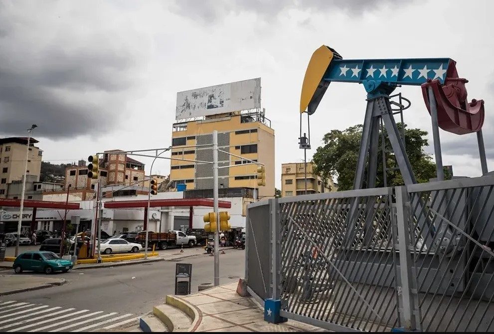 Caída de los precios del petróleo agudiza la escasez de dólares en Venezuela y suma presión a la inflación