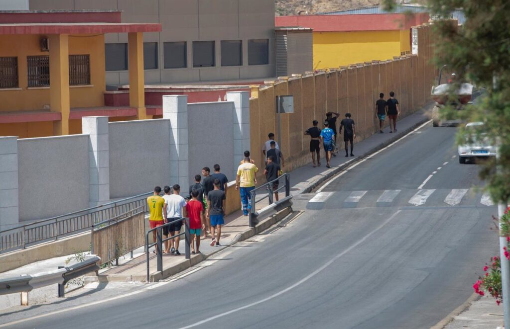 Canarias, Ceuta y Melilla podrían solicitar la contingencia migratoria al superar el triple de su capacidad