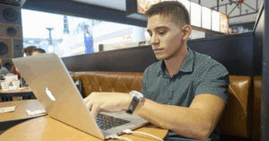Chamo con MacBook siente incesante necesidad de salir a utilizarla en la calle – El Chigüire Bipolar