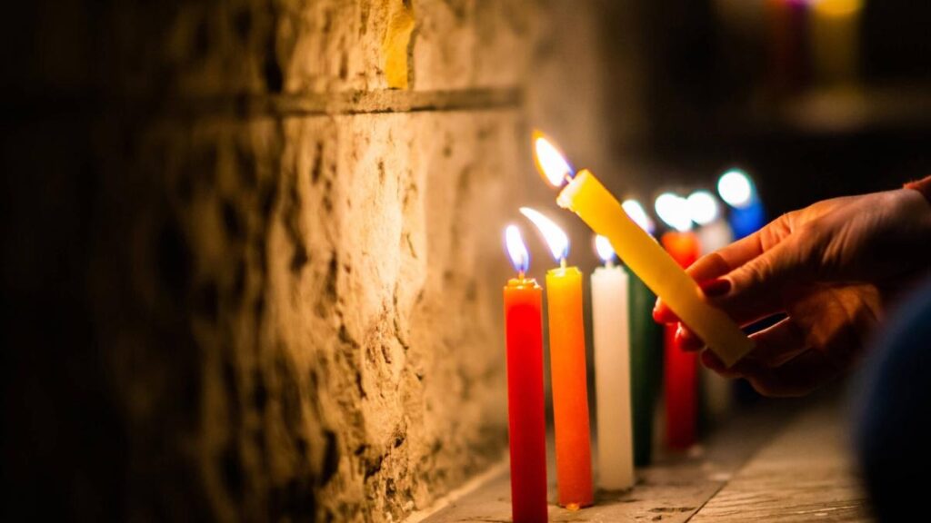 Ciudad colombiana de Cali se viste de blanco y enciende velas por víctimas del atentado - AlbertoNews