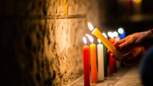 Ciudad colombiana de Cali se viste de blanco y enciende velas por víctimas del atentado – AlbertoNews
