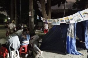 Colectivos atacan a madres durante vigilia por presos poselectorales en TSJ, denuncia ONG