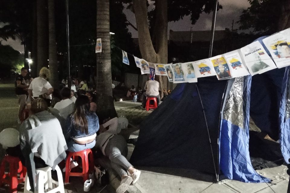 Colectivos atacan a madres durante vigilia por presos poselectorales en TSJ, denuncia ONG