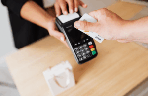 Comerciantes no deben tocar la tarjeta contactless