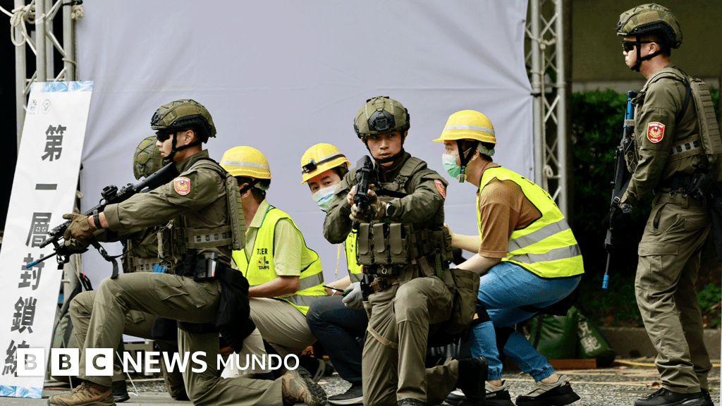 Cómo Taiwán se prepara para una potencial invasión china con actores, sangre falsa y simulacros de ataques con misiles