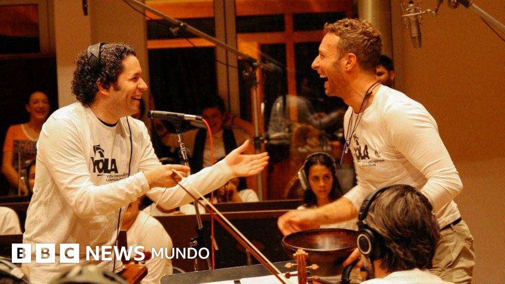 Cómo la amistad -y la admiración mutua- entre Dudamel y Chris Martin llevó al Sistema de Orquestas de Venezuela a tocar con Coldplay