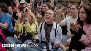Cómo miles de jóvenes lograron que Ucrania revirtiera una ley con la que Zelensky buscaba limitar las agencias anticorrupción del país