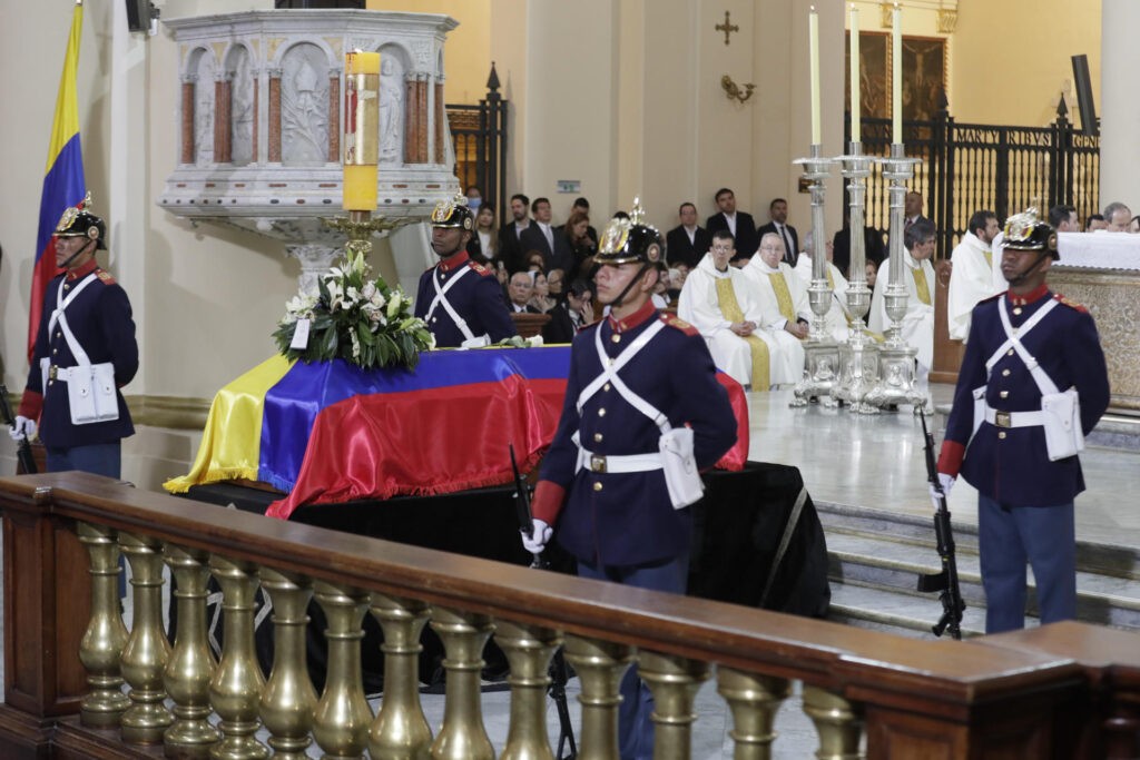 Con una misa solemne y todos los honores, Colombia dice adiós a Miguel Uribe Turbay - AlbertoNews