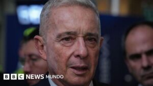 Condenan al expresidente de Colombia Álvaro Uribe a 12 años de prisión domiciliaria inmediata tras ser declarado culpable de soborno de testigos y fraude procesal