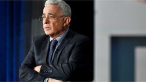 Condenaron al expresidente colombiano Álvaro Uribe por soborno y fraude procesal
