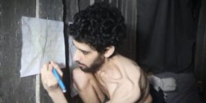 Conmoción en Israel por un vídeo de un rehén de Hamás con síntomas de hambre y cavando su propia tumba