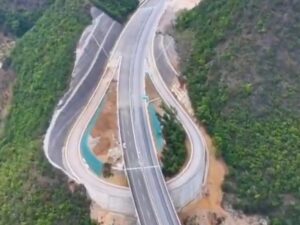 Cortaron una montaña a la mitad para construir una autopista y un puente (VIDEO)