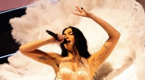 Crochet, lino y transparencias: los looks de Dua Lipa en la previa de su cumpleaños en Ibiza