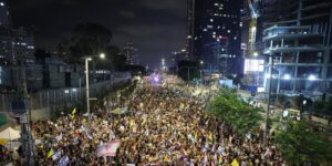 Decenas de miles de personas salen a las calles de Tel Aviv contra el plan de Netanyahu para ocupar Gaza