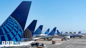 Demandan a las aerolíneas Delta y United por cobrar por asientos con ventana que no la tenían