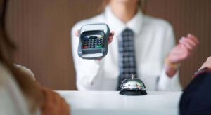 Detienen a dos turistas por intentar hacer un «sinpa» de 4.000 euros en un hotel con una transferencia falsa hecha con IA