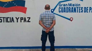 Detienen a policía tras agredir a un mujer con un bate