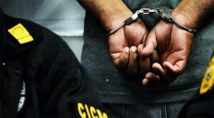 Detienen a un hombre por golpear fuertemente a su madre en Petare