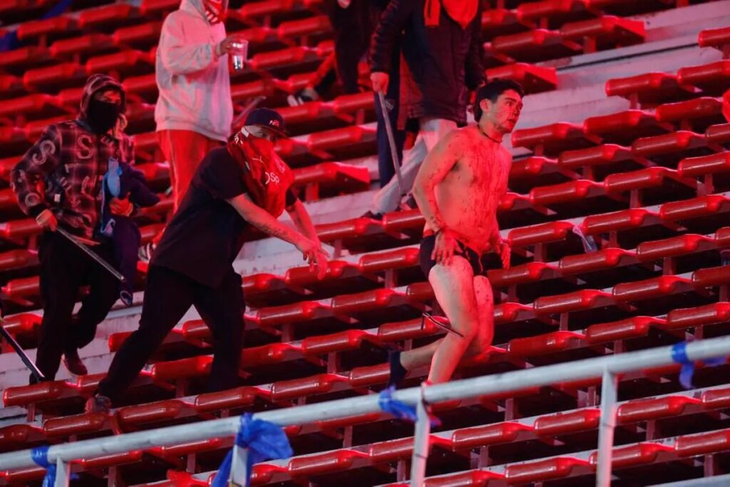 Diez heridos y 90 detenidos por disturbios en un partido de fútbol entre el Independiente y la Universidad de Chile en Argentina