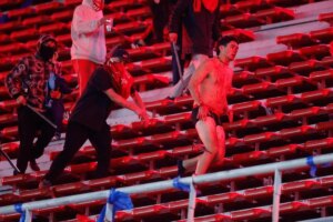 Diez heridos y 90 detenidos por disturbios en un partido de fútbol entre el Independiente y la Universidad de Chile en Argentina | elmundo.es