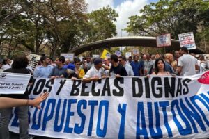 Docentes universitarios exigen aumento salarial: ganan entre uno y cuatro dólares al mes