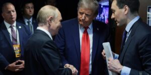 Documentos olvidados por el equipo de Trump en una fotocopiadora confirman que la cumbre con Putin iba a ser más extensa