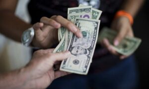 Dólares en Venezuela cae en circulación, merma histórica del 37%
