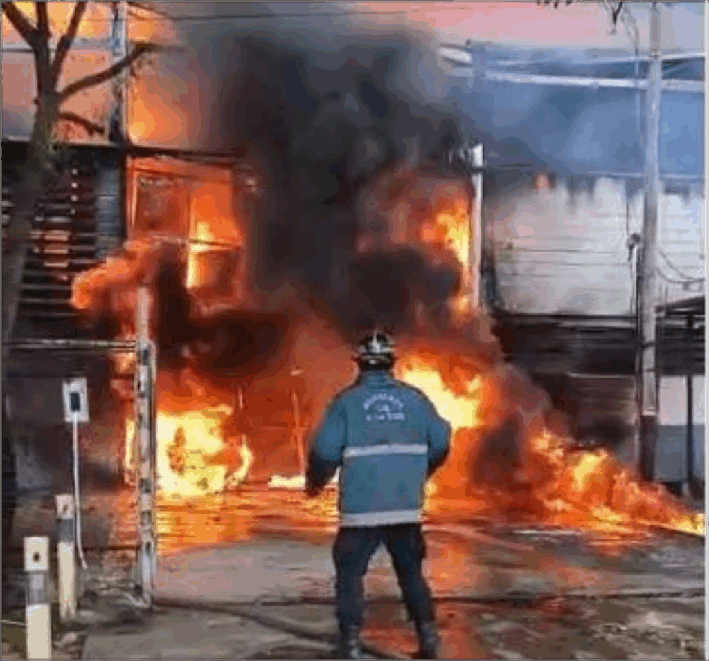 Dos personas murieron en incendio de empresa de pinturas en Los Guayos