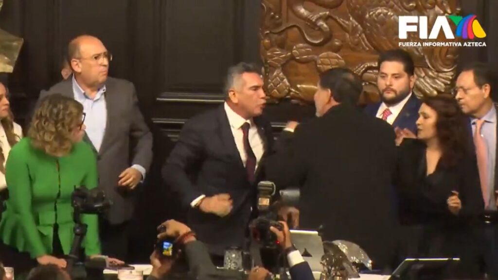 Dos senadores mexicanos se agreden físicamente en el Congreso (Video) - AlbertoNews