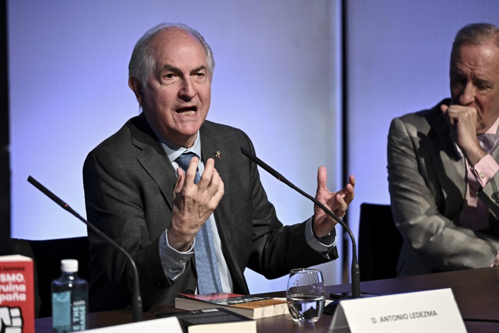 "EEUU no mandó militares al Caribe a ver delfines", alertó Antonio Ledezma