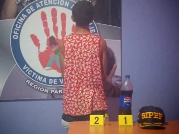 Echó a la calle a su madre y amenazó con quemarla junto a su hermana