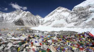 El Everest se ahoga en basura: drones y sherpas unen fuerzas para una limpieza sin precedentes – AlbertoNews
