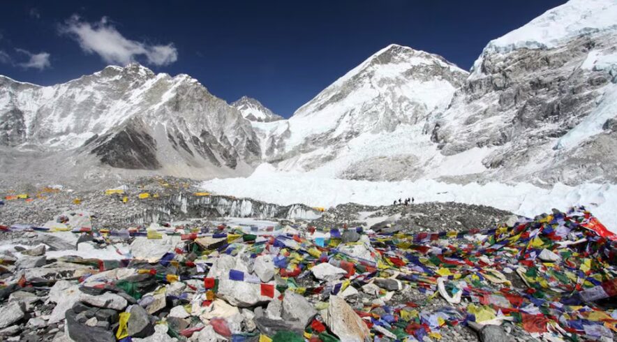 El Everest se ahoga en basura: drones y sherpas unen fuerzas para una limpieza sin precedentes - AlbertoNews