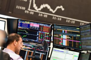 El Ibex 35 cierra por encima de los 15.000 puntos por primera vez en 18 años | europapress.es