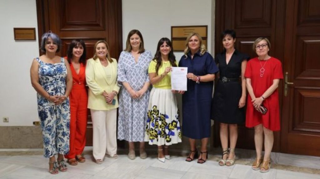 El PSOE quiere reducir el consumo de agua embotellada con más fuentes en ciudades y campañas de concienciación