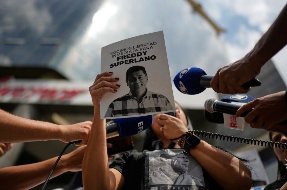El País: Más de 850 presos políticos siguen en las cárceles de Venezuela