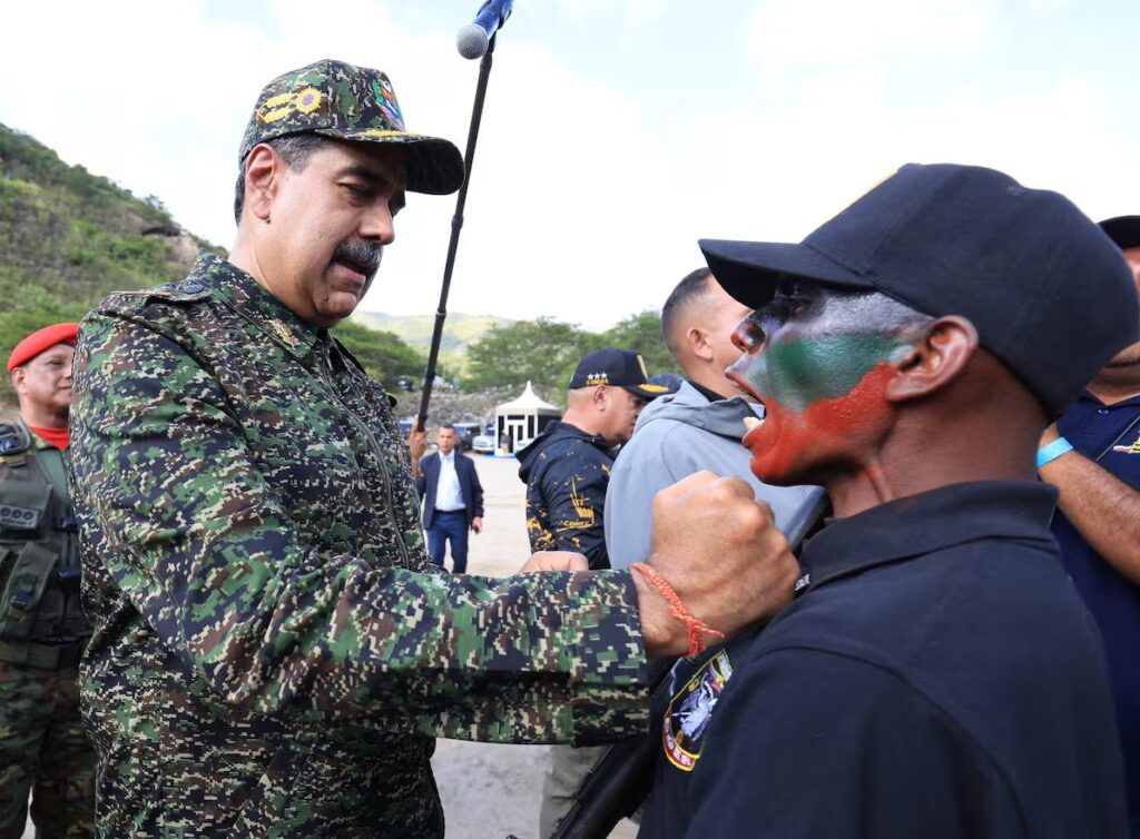 El País: Nicolás Maduro se atrinchera tras la bandera de la "amenaza extranjera"