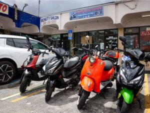 El auge de los scooters en Miami se desvanece con la ofensiva migratoria de Trump: “Si vas en una moto, asumen que no tienes papeles” – AlbertoNews