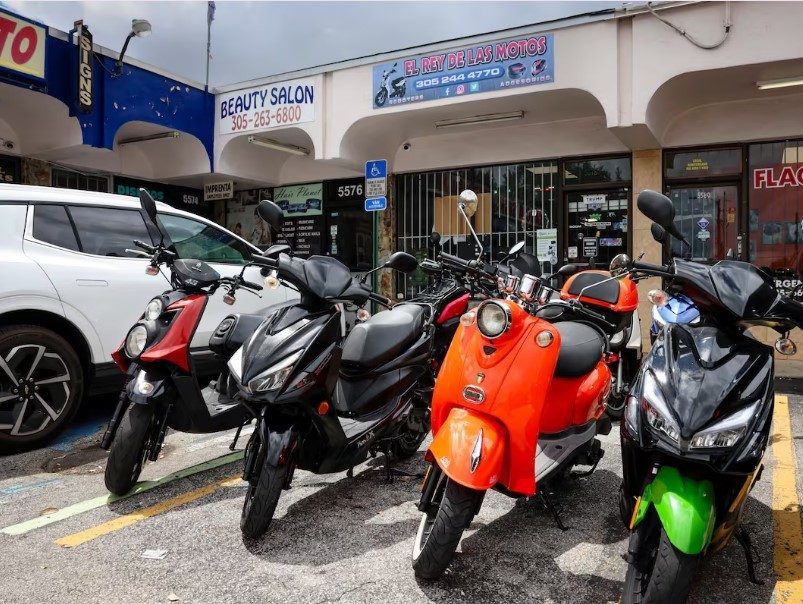 El auge de los scooters en Miami se desvanece con la ofensiva migratoria de Trump: “Si vas en una moto, asumen que no tienes papeles” - AlbertoNews