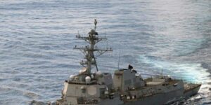 El buque lanzamisiles ‘USS Lake Erie’ cruza el Canal de Panamá para sumarse al despliegue frente a Venezuela
